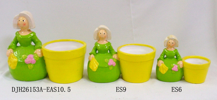 Ceramic figurines with pot